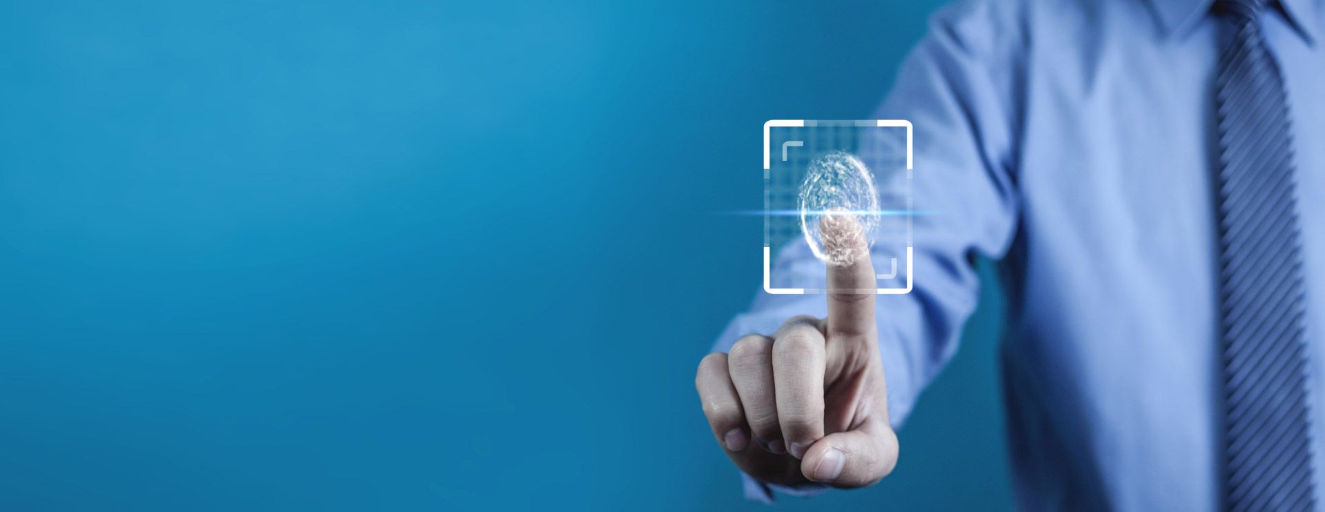 Fingerabdruck eines Mannes liefert biometrische Daten.
