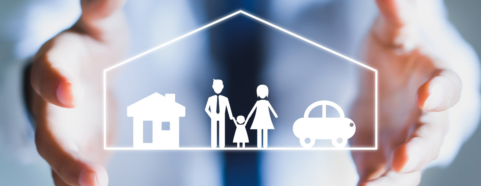 Zwei Hände greifen schützend um ein weißes Piktogramm, dass ein Haus, eine Familie und ein Auto zeigt