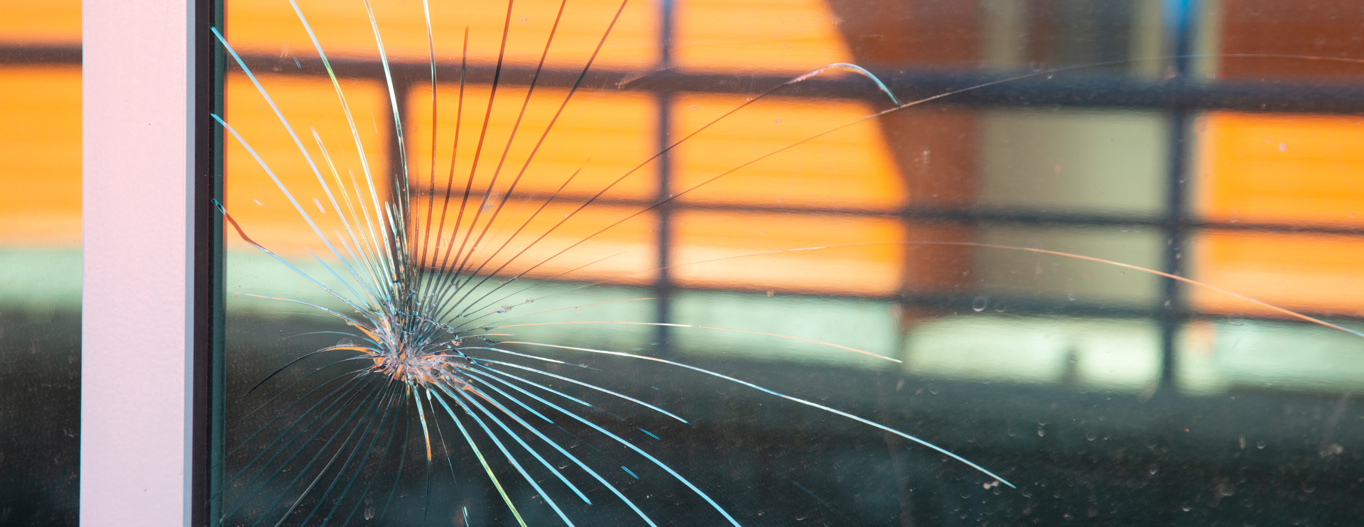 Zu sehen ist ein großer Riss in einer eingeschlagenen Scheibe