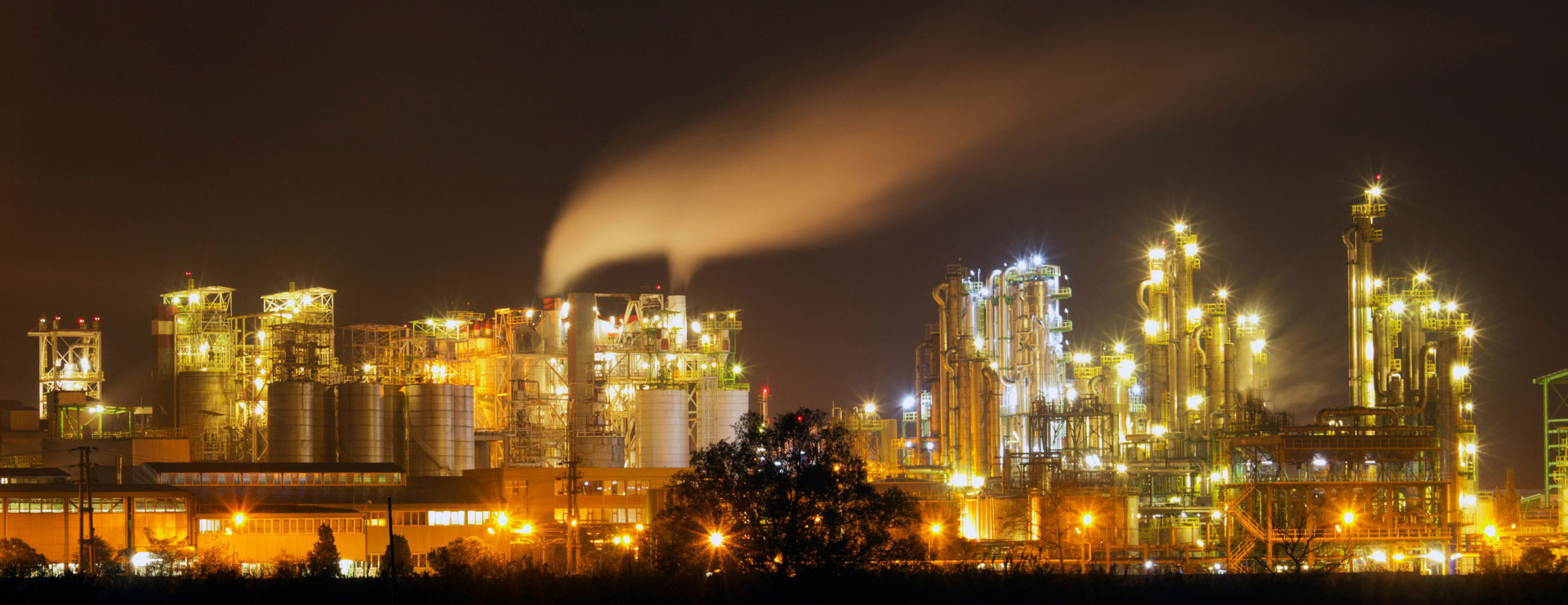 Eine stark beleuchtete Industrieanlage bei Nacht