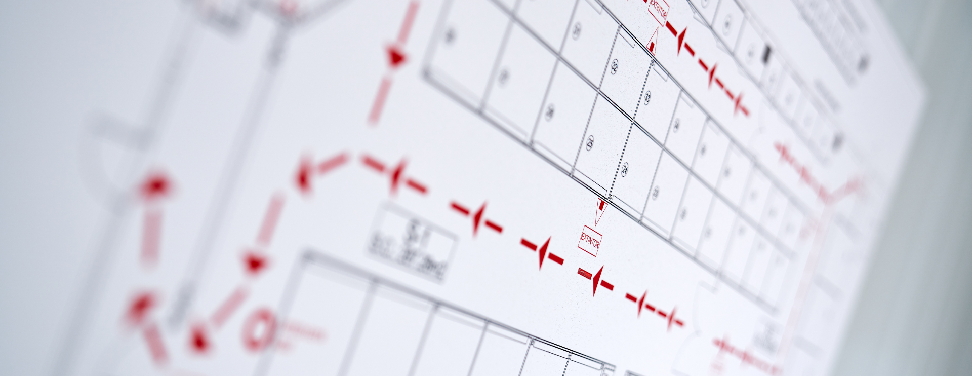 Ein weißer Notfallplan zeigt mit roten Wegmarkierungen den Fluchtweg