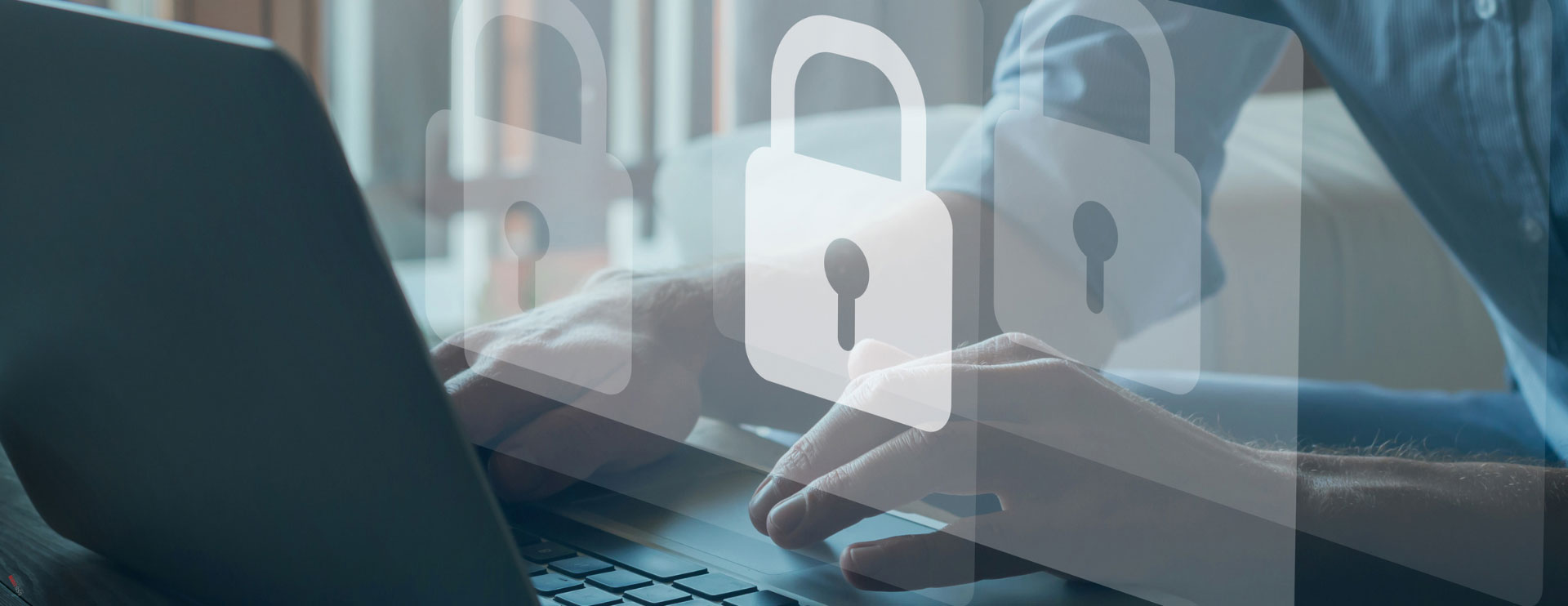 Die Piktogramme von Schlössern schweben über einen geöffneten Laptop, an dem ein Mann sitzt.